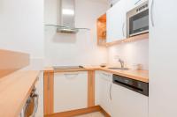 Kuchy&#x148;a alebo kuchynka v ubytovan&iacute; Stylish 2-bedroom apartment near the beaches