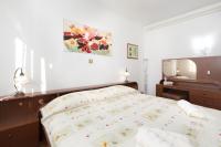 Łóżko lub łóżka w pokoju w obiekcie Apartmani PARADISO