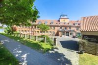 un edificio con una valla frente a una calle en Hotel Hafenresidenz Stralsund, en Stralsund