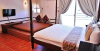 a hotel room with two beds and a television at 花蓮觀月民宿-寵物友善-含車位 in Hualien City