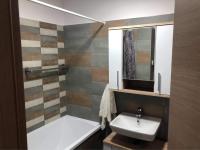 LIDO nappali + 3 háló apartmanにあるバスルーム