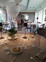 uma mesa com um prato de comida e um balão em Villa Cavour em Bottanuco