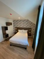 - une chambre avec un grand lit blanc dans l&#39;établissement Mayrena Hotel Restaurant - Destination Le Tréport Mers, à Eu