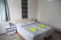 Łóżko lub łóżka w pokoju w obiekcie Tempó Apartman Siófok