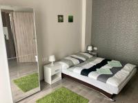 Łóżko lub łóżka w pokoju w obiekcie Tempó Apartman Siófok