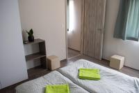 Łóżko lub łóżka w pokoju w obiekcie Tempó Apartman Siófok