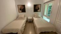 Posteľ alebo postele v izbe v ubytovaní Capaldi Luxury Holiday Rentals Puerto Marina Benalmadena