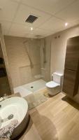 Kúpeľňa v ubytovaní Capaldi Luxury Holiday Rentals Puerto Marina Benalmadena