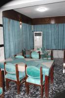 Tiba Hotel في أسوان: قاعة اجتماعات مع طاولات وكراسي وستائر