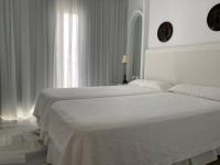 A bed or beds in a room at Hotel Suites Albayzin Del Mar