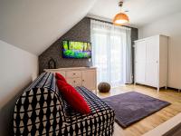 Televízia a/alebo spoločenská miestnosť v ubytovaní Highlander House