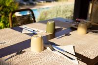 een tafel met vorken en servetten erop bij Domaine Les Sources de Dieulefit in Dieulefit