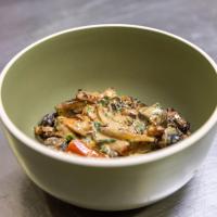 een groene kom met eten op een tafel bij Domaine Les Sources de Dieulefit in Dieulefit