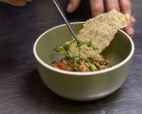 een kom eten bovenop een tafel bij Domaine Les Sources de Dieulefit in Dieulefit