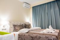 Postel nebo postele na pokoji v ubytování Glyfada Beach Hotel