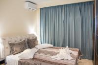 Postel nebo postele na pokoji v ubytování Glyfada Beach Hotel