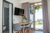 TV a/nebo společenská místnost v ubytování Glyfada Beach Hotel