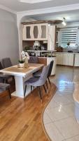 Kuchyňa alebo kuchynka v ubytovaní Apartament DeLuxe 2