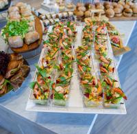 盖尼特拉Waves Aqua Resort的自助餐台上摆满了各种各样的沙拉和三明治。