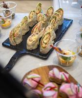 盖尼特拉Waves Aqua Resort的桌子上摆着一堆热狗和食物。