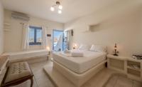 Posteľ alebo postele v izbe v ubytovaní Blu Suites and Studios