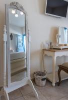 Televízia a/alebo spoločenská miestnosť v ubytovaní Blu Suites and Studios