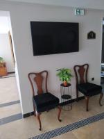 Televízia a/alebo spoločenská miestnosť v ubytovaní Elaėa Boutique Apartments