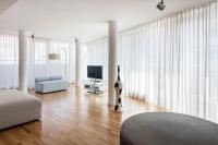 The Mandala Berlin, a Member of Design Hotelsにあるテレビまたはエンターテインメントセンター