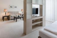 The Mandala Berlin, a Member of Design Hotelsにあるテレビまたはエンターテインメントセンター