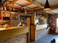 un bar dans un restaurant avec un mur de briques dans l'établissement Podina Resort Hotel & Spa, à Ungureni