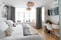 Łóżko lub łóżka w pokoju w obiekcie Bilbao Art Lodge Staynnapartments