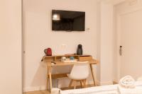Telewizja i/lub zestaw kina domowego w obiekcie Bilbao Art Lodge Staynnapartments