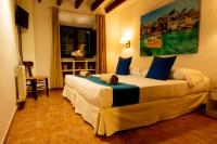 una habitación de hotel con dos camas en una habitación en S´Hostal d´Esporles, en Esporles
