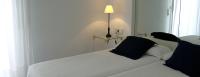 A bed or beds in a room at Hotel Suites Albayzin Del Mar