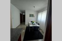 Kuchyň nebo kuchyňský kout v ubytování Confortable apartamento de 3 tres habitaciones, con hermosa vista de area verde, ademas de piscinas y juegos infantiles en area recreativa