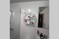Koupelna v ubytování Confortable apartamento de 3 tres habitaciones, con hermosa vista de area verde, ademas de piscinas y juegos infantiles en area recreativa