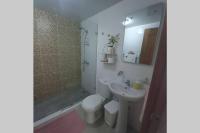 Koupelna v ubytování Confortable apartamento de 3 tres habitaciones, con hermosa vista de area verde, ademas de piscinas y juegos infantiles en area recreativa