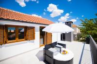 Balkón nebo terasa v ubytování Villa Pietra- Modern rustic poolside oasis