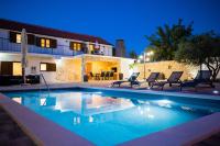 Bazén v ubytování Villa Pietra- Modern rustic poolside oasis nebo v jeho okolí