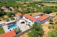 Bazén v ubytování Villa Pietra- Modern rustic poolside oasis nebo v jeho okolí