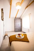 Postel nebo postele na pokoji v ubytování Villa Pietra- Modern rustic poolside oasis