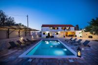 Bazén v ubytování Villa Pietra- Modern rustic poolside oasis nebo v jeho okolí