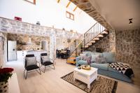 Posezení v ubytování Villa Pietra- Modern rustic poolside oasis