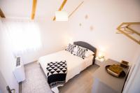 Postel nebo postele na pokoji v ubytování Villa Pietra- Modern rustic poolside oasis