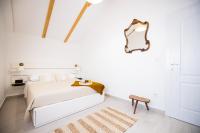 Postel nebo postele na pokoji v ubytování Villa Pietra- Modern rustic poolside oasis