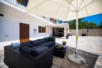 Posezení v ubytování Villa Pietra- Modern rustic poolside oasis