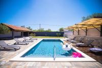 Bazén v ubytování Villa Pietra- Modern rustic poolside oasis nebo v jeho okolí