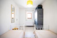 Postel nebo postele na pokoji v ubytování Villa Pietra- Modern rustic poolside oasis