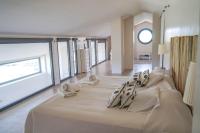 Łóżko lub łóżka w pokoju w obiekcie El Toro Blanco Luxury Villa in Andalucia