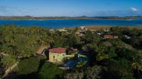 an aerial view of a house with palm trees at Bilene Home in Vila Praia Do Bilene